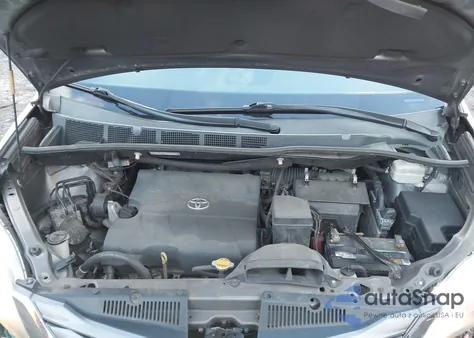 2015 Toyota Sienna Le 8 Passenger z USA, uszkodzony, nr VIN 5TDKK3DC1FS616613